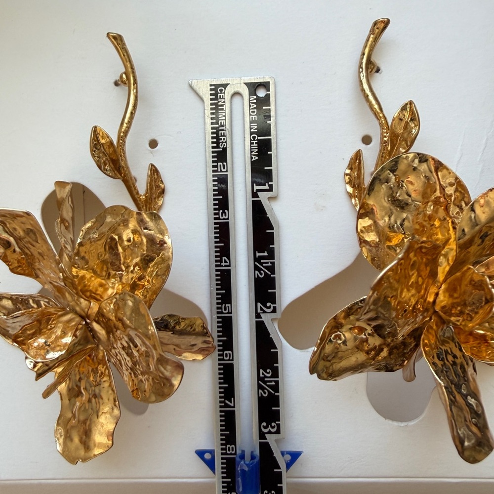 Zara Gold Textured Flower & Stem Earrings NWT - Picture 2 of 9